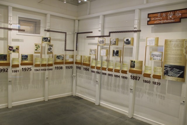 保育館展室一設時序表和影片，概括介紹本址逾百年歷史