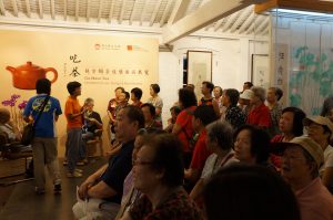 導賞員向參觀人士講解饒宗頤文化館的活化過程。